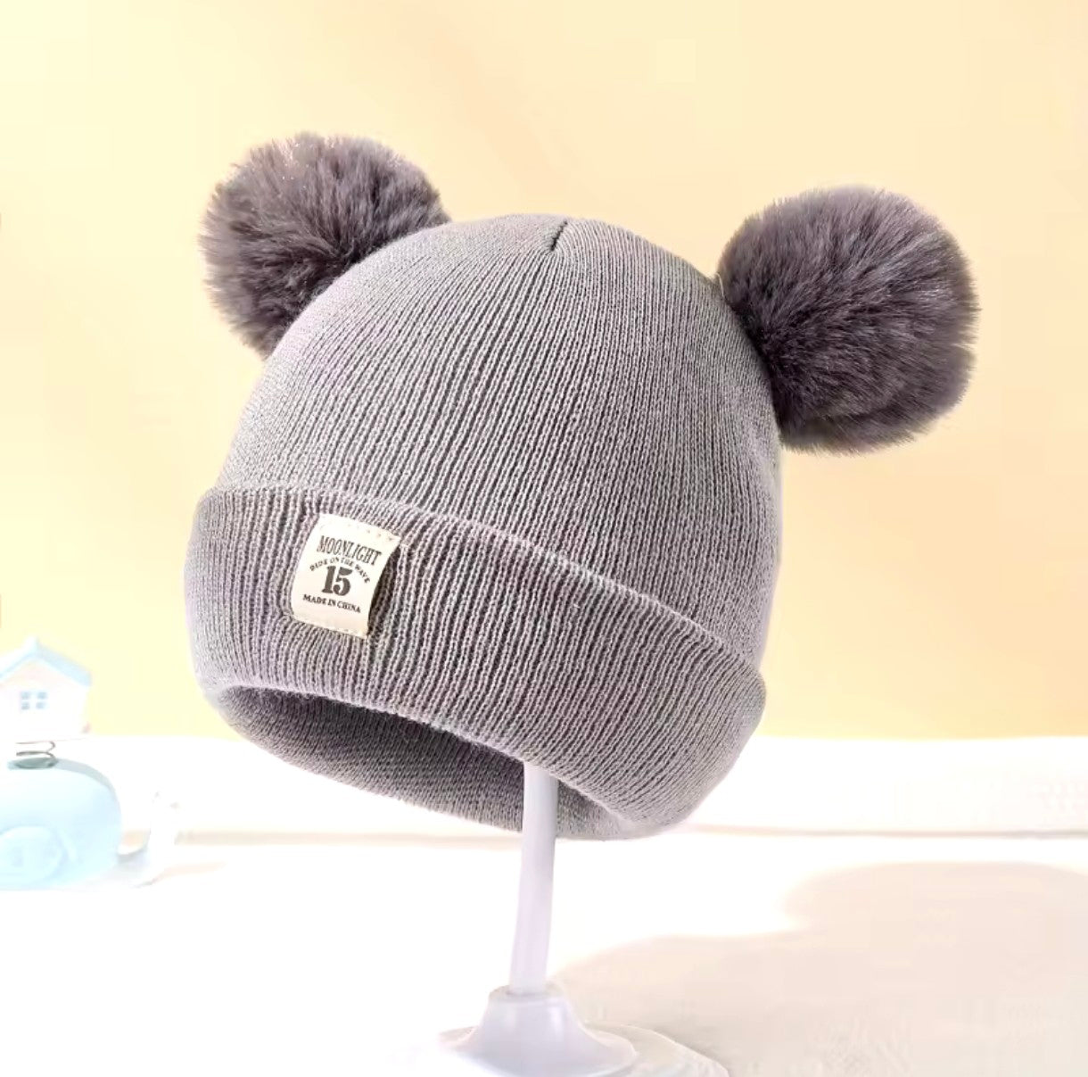 Gorro infantil com pompons